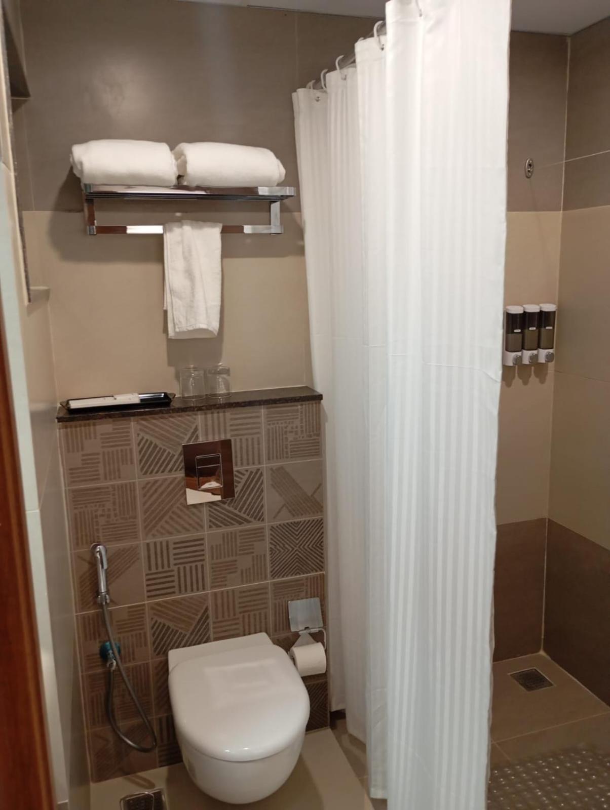 העיר בנגלור Highland Hotel מראה חיצוני תמונה