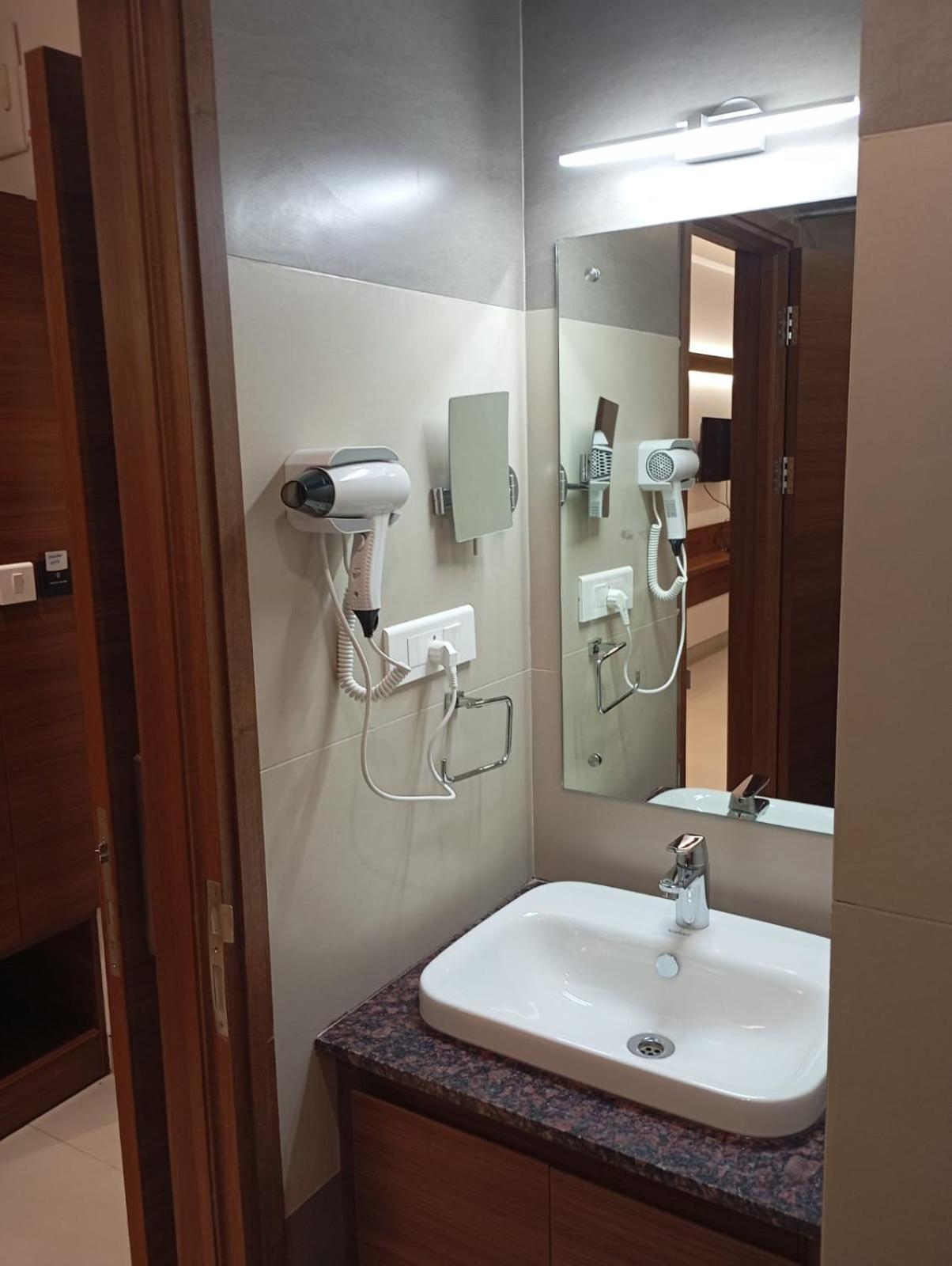 העיר בנגלור Highland Hotel מראה חיצוני תמונה